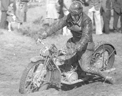 Alex Kynoch veteran Douglas motorcycle dirt track racing - greasy conditions